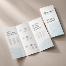 Muat gambar ke penampil Galeri, Mockup flyer A4 lipat tiga panel Cloudprint, tampak terbuka dan tertutup
